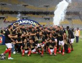 فيديو وصور.. الأهلى يتسلم كأس السوبر المصرى بعد الفوز على الزمالك بثلاثية