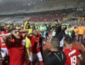فيديو.. لاعبو الأهلى يحتفلون بكأس السوبر مع الجمهور