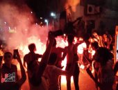 صور.. جماهير الأهلى تحتفل بالفوز بالشماريخ فى شوارع الإسكندرية