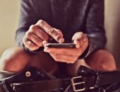 احذر.. استخدام هاتفك فى الحمام يصيبك بالبواسير