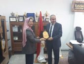 نقيب الأطباء البيطريين يبحث فرص عمل للخريجين خلال زيارته لجامعة القناه