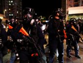 صور.. شرطة هونج كونج تطلق الغاز المسيل للدموع لتفريق محتجين