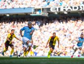 أجويرو يرافق روني وهنري فى نادي المئوية على ملعبهم