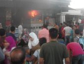 السيطرة على حريق بمحل كشرى ومكتب سرفيس بعزبة السوق ببنها 
