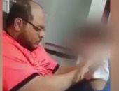 رواد مواقع التواصل يتداولون مقطع فيديو لشخص يعذب طفلة ويطالبون بمحاسبته