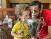 صور.. على معلول يحتفل مع نجله بكأس السوبر المصرى