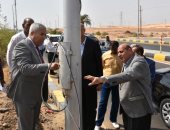 محافظ أسوان يرصد قمامة وأسلاك كهربائية خلال جولته على المدارس