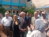 محافظ الجيزة يصرف شهر مكافأة لمسئولى التعليم بالعجوزة لتميزهم