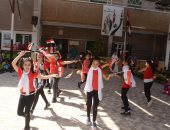 فيديو وصور.. عروض فنية بأعلام مصر فى طابور الصباح بمدارس الأقصر