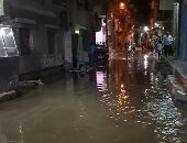 سيارات لشفط المياه من شارع بشبين القناطر فى القليوبية بعد كسر بـ "حنفية مطافى"