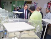 صور.. رئيس جامعة سوهاج يتفقد وحدة عناية الأطفال حديثى الولادة بالمستشفى الجامعى