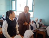 صور.. محافظ أسيوط لطالبة: "بتدخلى على النت؟".. وترد: "بتابع اليوم السابع"