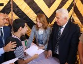 "وكيل تعليم البحيرة" ومساعد مدير أمن يقدمان المستلزمات للطلاب المكفوفين