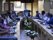 محافظ أسوان يبحث موقف 14 مشروعا بتكلفة 609 مليون جنيه