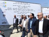 رئيس الوزراء يلتقط صورة تذكارية مع العاملين بمحطة مياه تزمنت