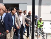 فيديو..رئيس الوزراء للعاملين بأحد مصانع بنى سويف: ربنا يوفقكم فى عملكم 