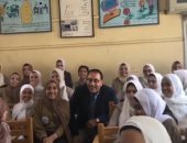 فيديو..رئيس الوزراء يلتقط صورا تذكارية مع طالبات مدرسة الشهيد محمد عصام الدين ببنى سويف
