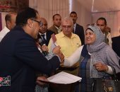 فيديو..رئيس الوزراء يسلم عقود وحدات إسكان اجتماعى لعدد من أهالى بنى سويف