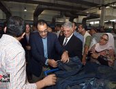 صور..رئيس الوزراء من مصنع إنتاج "جينز" ببنى سويف: "اللى شفته النهاردة حاجة تفرح"