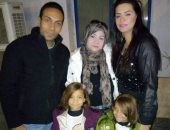 قارئ يشارك بصورته لزوجته وبناته: "ربنا يديم علينا السعادة"