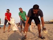 صور.. متطوعون ينظمون حملة لنظافة شاطئ مارينا سفاجا من المخلفات