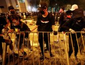 احتجاجات فى هونج كونج.. والشرطة ترفع رايات زرقاء للتحذير