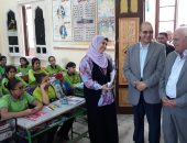 صور.. محافظ بورسعيد يتفقد انتظام العملية التعليمية بمدرسة القناة الإعدادية بنات