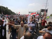 شاهد.. مواطنون يحتشدون أمام المنصة لدعم الرئيس السيسى.. وهتافات ضد الإخوان  