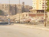 شكوى من تراكم القمامة والمخلفات بجانب الطريق فى مساكن الزلزل بمنطقة حلوان