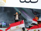 صور.. محمود الليثى يشعل حماس المشاركين بتظاهرة فى حب مصر بالمنصة