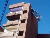 قارئ يشكو سقوط أحد أبراج شبكات المحمول أعلى عقار بشارع سعيد باشا بقليوب 