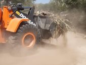 صور.. رفع 25 طن أتربة مخلفات تطهير ترعة سواحل أرمنت بالأقصر