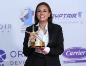 فيديو.. هند صبرى تفوز بجائزة أفضل ممثلة وبارتوش بيلينا أحسن ممثل بمهرجان الجونة