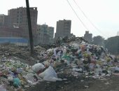 صور.. تلال القمامة تحاصر شركة طنطا للزيوت والصابون داخل الكتلة السكنية
