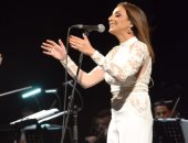 أنغام تنعى شهداء كمين سيناء على المسرح فى حفلها بالتجمع الخامس