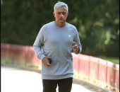 الإيد البطالة.. مورينيو يؤدى تدريبات بدنية فى حدائق لندن.. صور