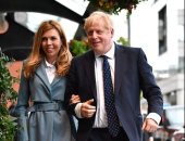 "كاري سيموندز" صديقة بوريس جونسون تتألق فى معطف صوف باللون الأزرق ..صور