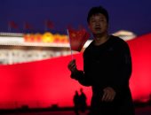 رفع علم الصين بميدان تيانانمن ببكين احتفالا بالذكرى الـ70 لتأسيس الجمهورية