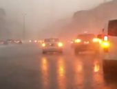 هطول أمطار غزيرة بمكة المكرمة تعرقل حركة السير على الطرق السريعة