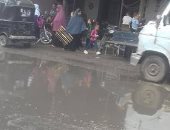 أهالى ترسا بالجيزة يشكون من انتشار مياه الصرف بالشارع العمومى