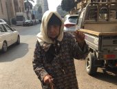 قارئ يشارك بصورة لمسنة تعيش فى الشارع بباب الخلق ويطالب بسرعة إنقاذها