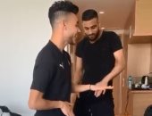 شاهد.. وصلة رقص للشناوى ودونجا بعد فوز بيراميدز فى الكونفدرالية