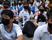 طلاب المدارس ينضمون لمظاهرات هونج كونج بالزى المدرسى