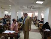 صور.. عميد كلية الطب بجامعة بنها يتفقد امتحانات الدراسات العليا