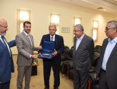 وفد عمانى يتفقد محطة الجبل الأصفر ورئيس الشركة القابضة يؤكد على التعاون بين البلدين 
