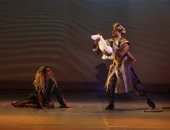 فرقة فرسان الشرق تجسد السيرة الهلالية في عرض مسرحي راقص
