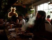 صور.. إقبال على أول مقهى رسمى لتدخين الحشيش فى كاليفورنيا..ولا مكان لقدم