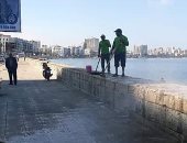 صور.. إزالة شحوم وزيوت من رصيف كورنيش الإسكندرية 