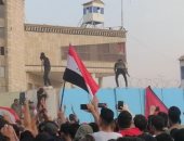 متظاهرون عراقيون يحاولون اقتحام مبنى مجلس محافظة الديوانية بالعراق