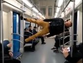 عروض بهلوانية فى مترو أنفاق موسكو .. شاب يستعرض مهاراته بطريقة غريبة